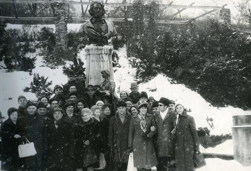 KKE 2295.jpg - Fot. Pod pomnikiem A. Mickiewicza. Od prawej: drugi Witold Kołakowski – tata Janusza Kołakowskiego, 1971 r.